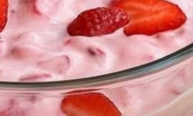 2-Minute Strawberry Yogurt Dessert